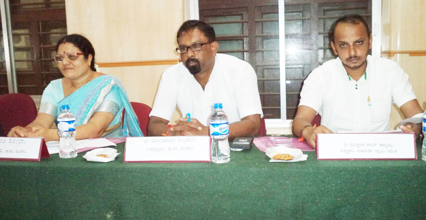 ‘ಅಧಿಕಾರಿಗಳು ಬಡವರ ಬಗ್ಗೆ  ಕಾಳಜಿ ಹೊಂದಿಲ್ಲ’